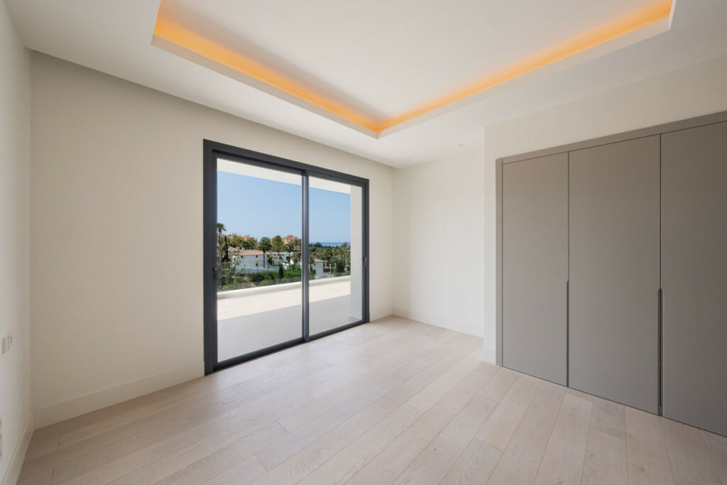 Detached Villa Estepona Málaga - image 17