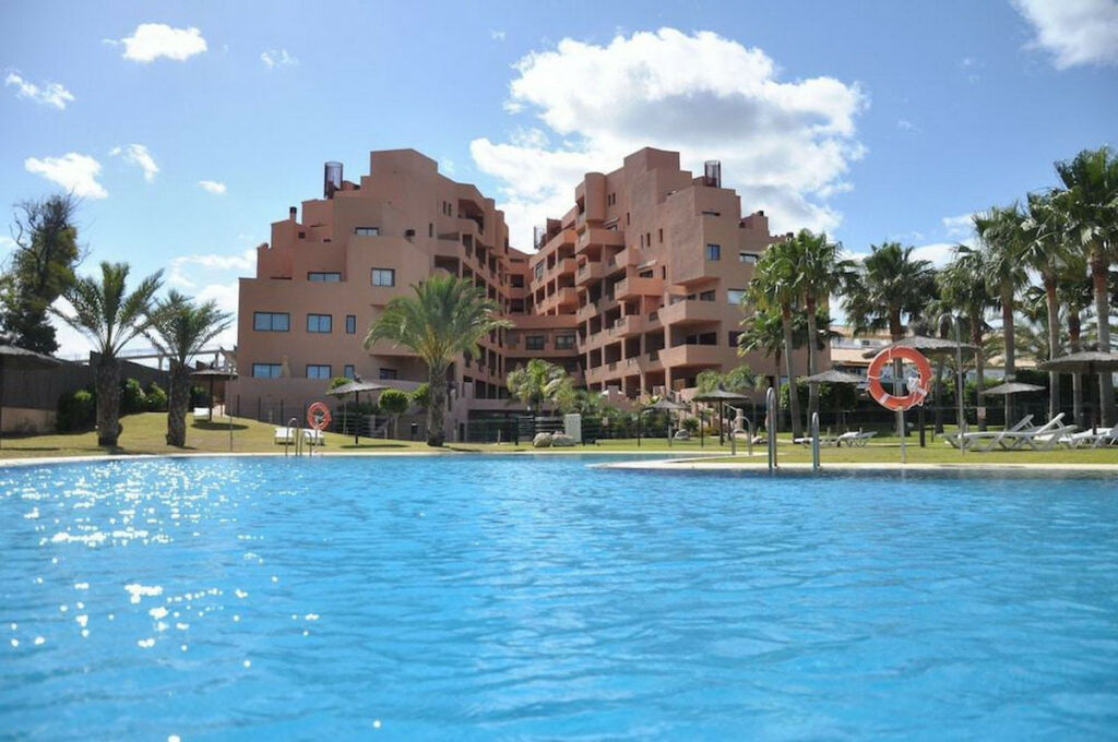 Middle Floor Apartment La Duquesa Málaga - image 17