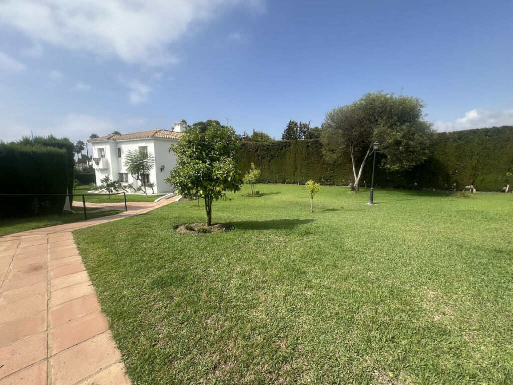 Ground Floor Apartment El Paraiso Málaga - image 16
