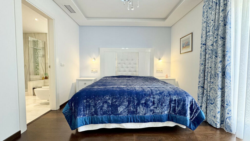 Detached Villa Elviria Málaga - image 17