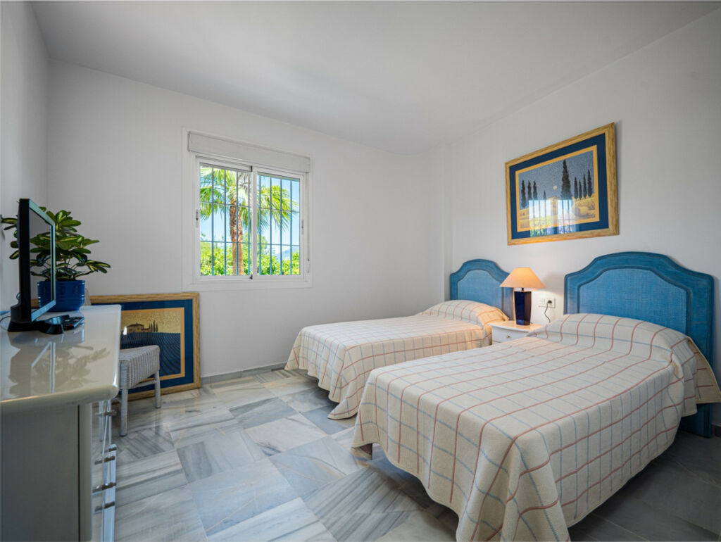 Middle Floor Apartment Nueva Andalucía Málaga - image 17