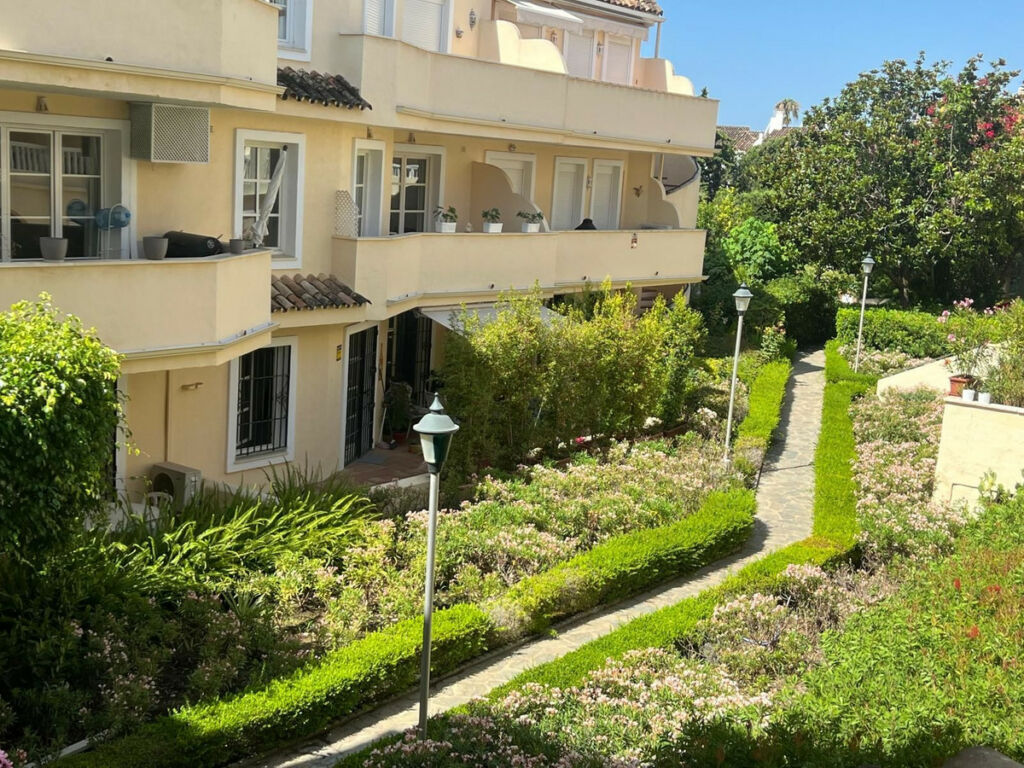 Middle Floor Apartment El Paraiso Málaga - image 17