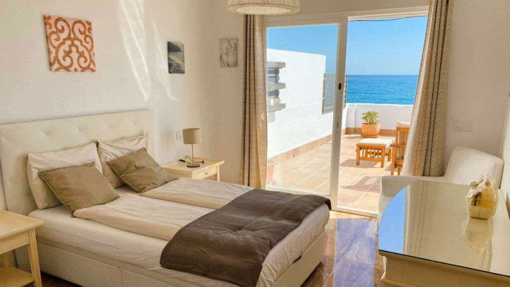 Detached Villa Estepona Málaga - image 17