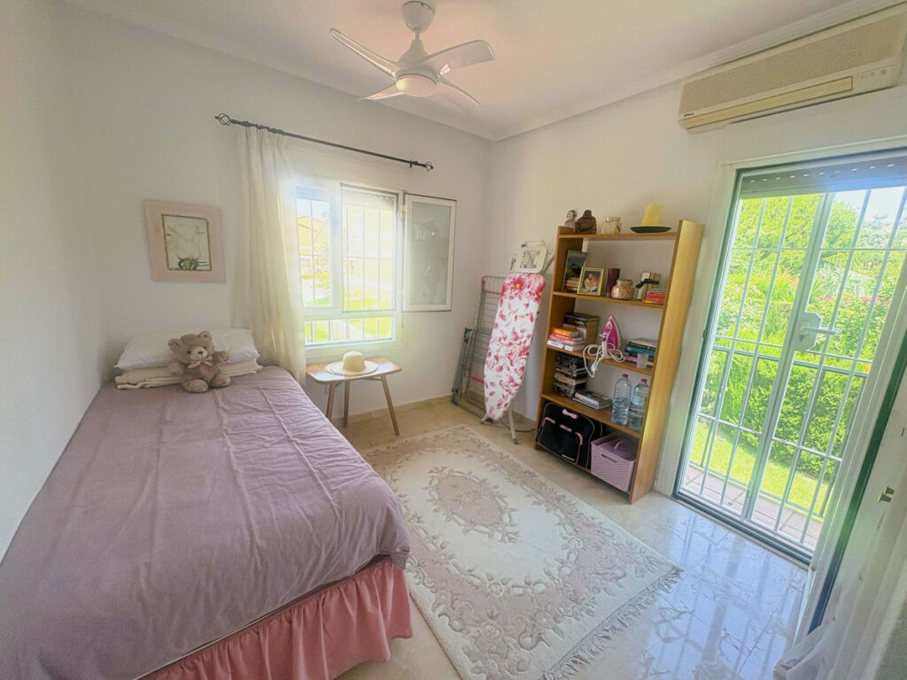 Townhouse La Duquesa Málaga - image 17