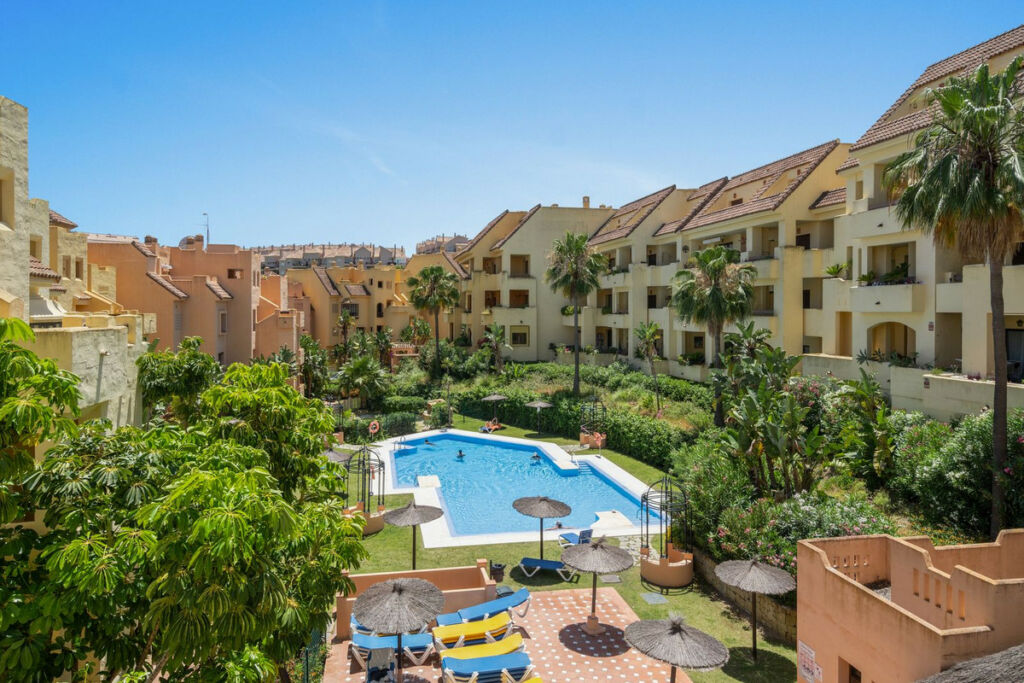 Middle Floor Apartment La Duquesa Málaga - image 18