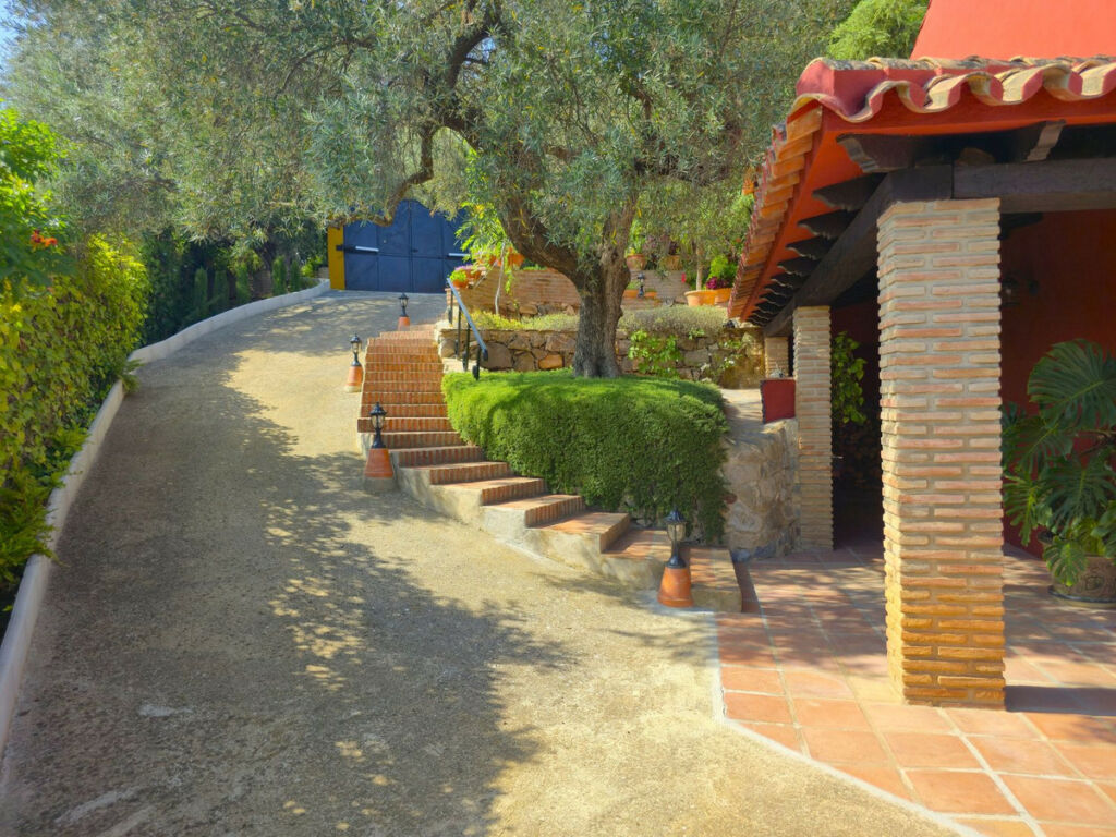 Detached Villa Riogordo Málaga - image 18