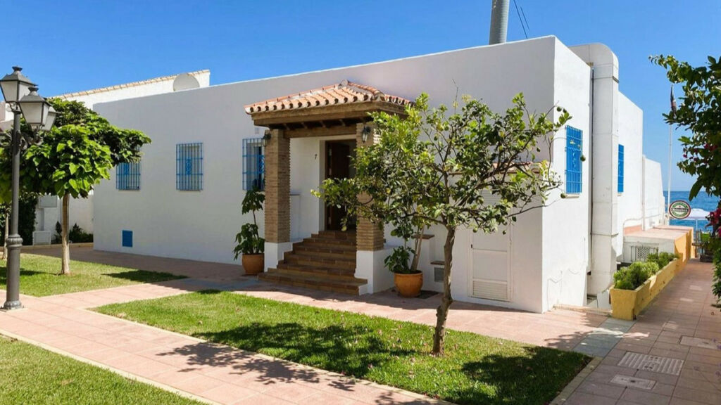 Detached Villa Estepona Málaga - image 18