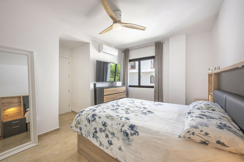Middle Floor Apartment The Golden Mile Málaga - image 18