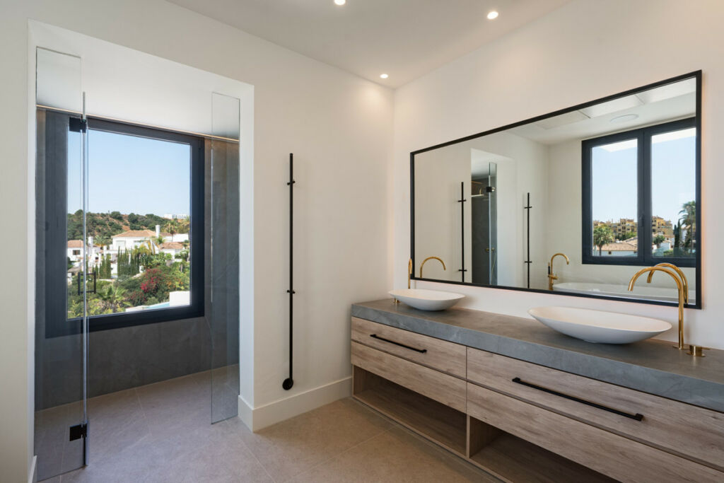 Detached Villa Estepona Málaga - image 18