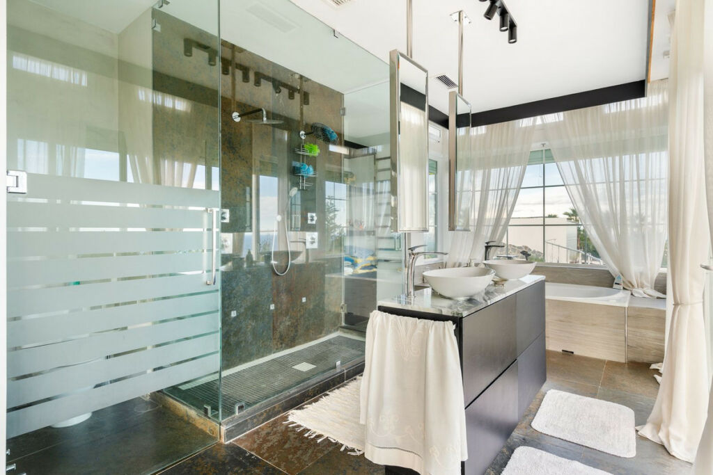 Detached Villa Estepona Málaga - image 18