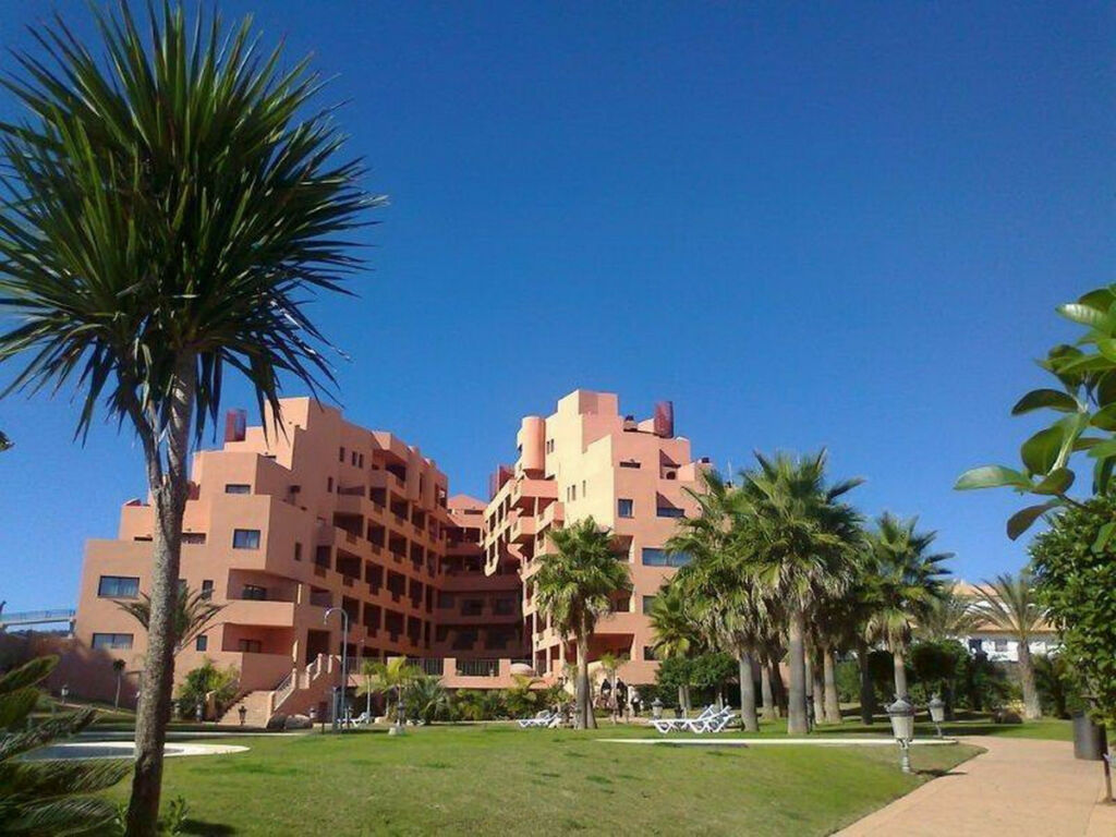 Middle Floor Apartment La Duquesa Málaga - image 18