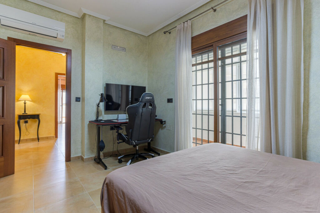 Detached Villa Los Montesinos Alicante - image 19