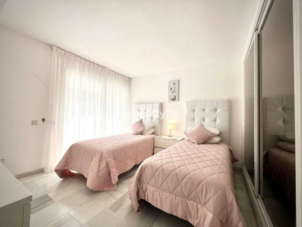 Townhouse El Paraiso Málaga - image 19