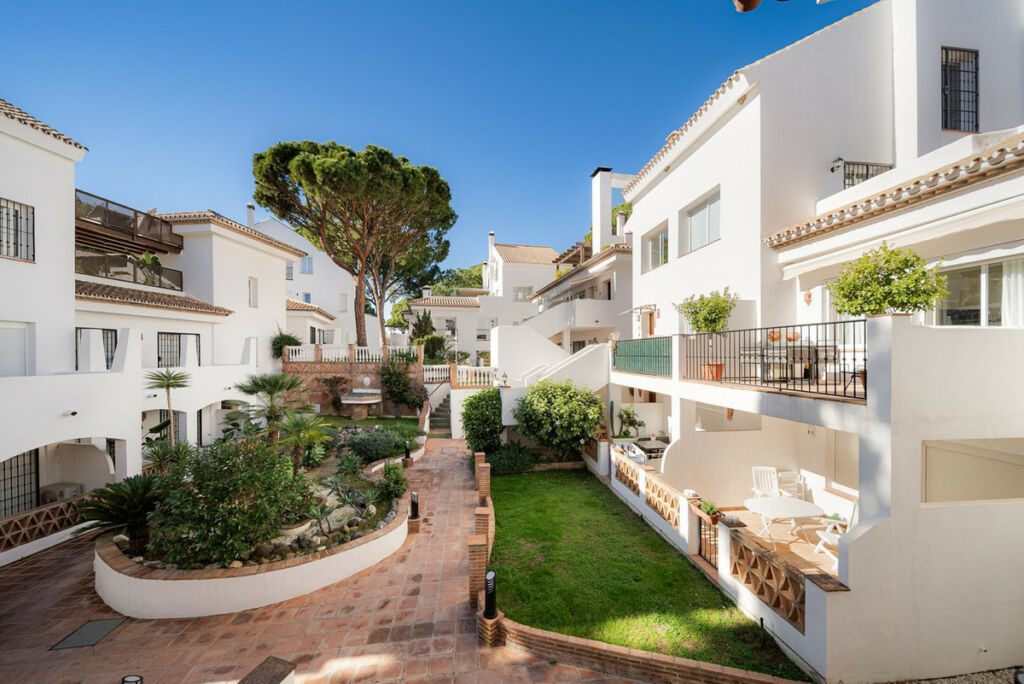 Middle Floor Apartment Nueva Andalucía Málaga - image 19