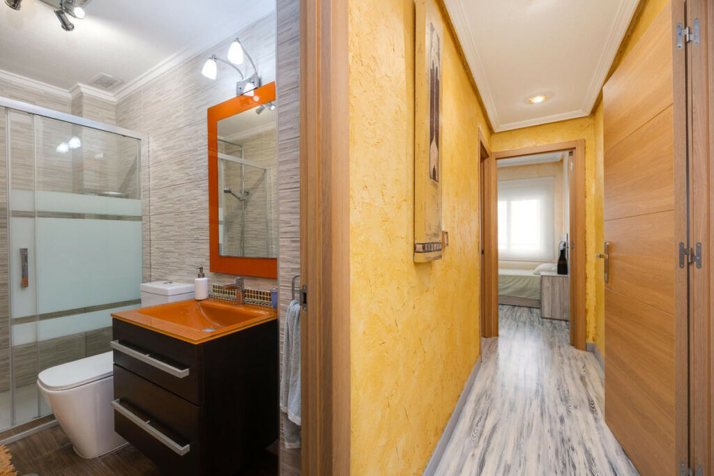 Middle Floor Apartment Torrevieja Alicante - image 19