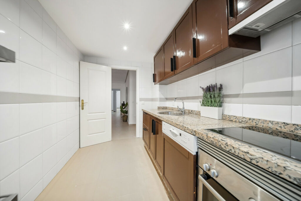 Middle Floor Apartment Nueva Andalucía Málaga - image 19