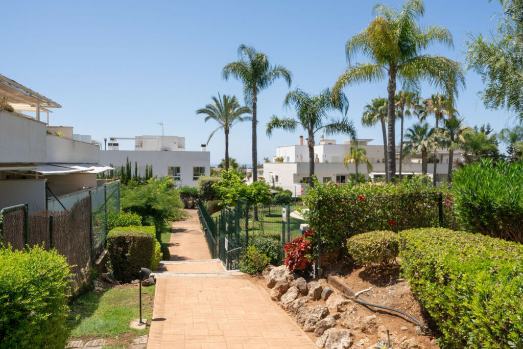 Middle Floor Apartment Nueva Andalucía Málaga - image 17