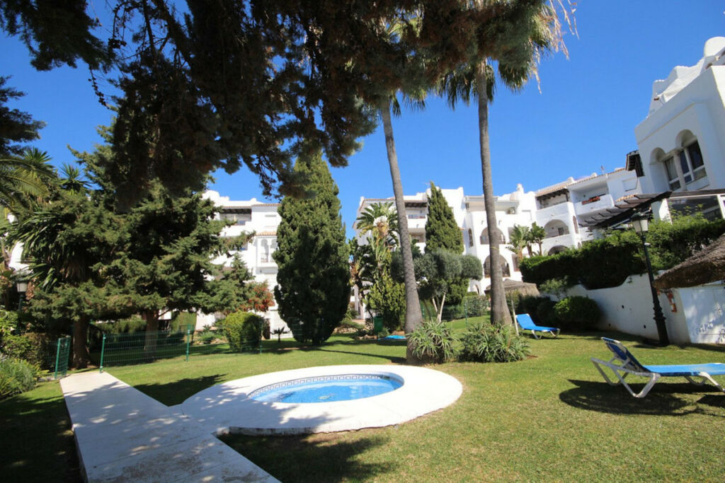 Middle Floor Apartment Calahonda Málaga - image 6