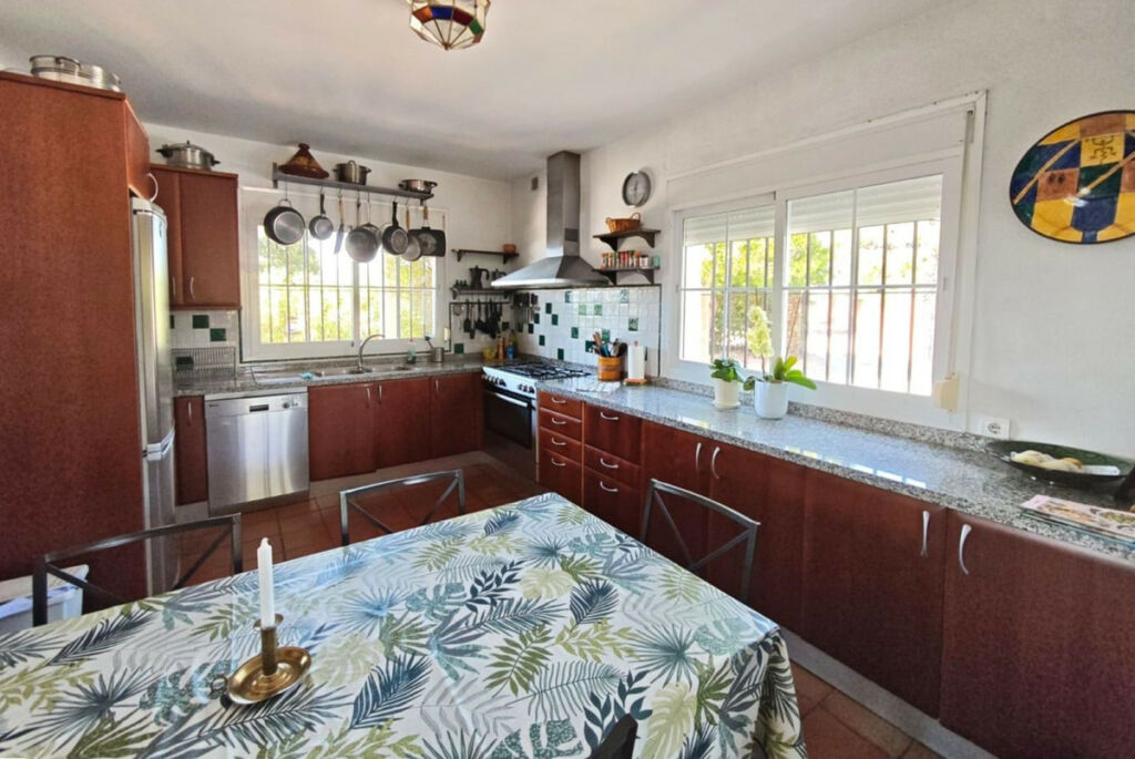 Detached Villa Estepona Málaga - image 3