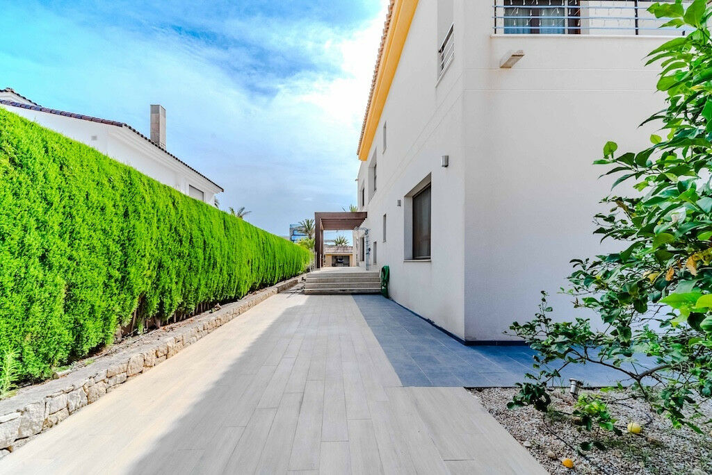 Detached Villa Cabo Roig Alicante - image 19