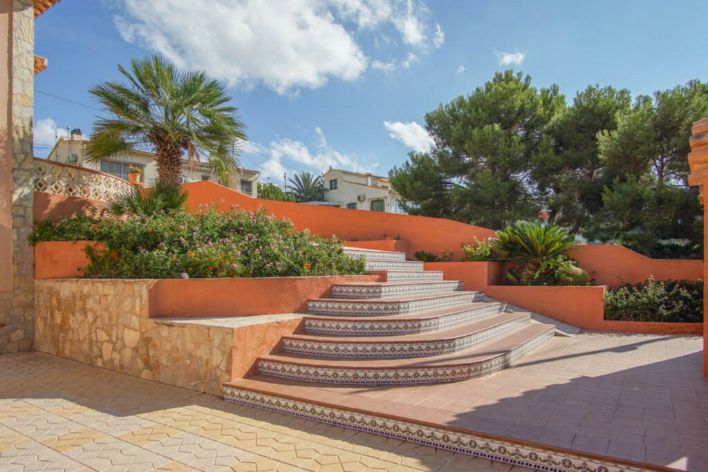 Detached Villa Los Pinos Alicante - image 2