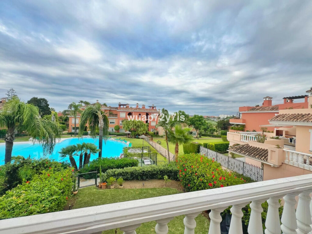 Middle Floor Apartment Estepona Málaga - image 2