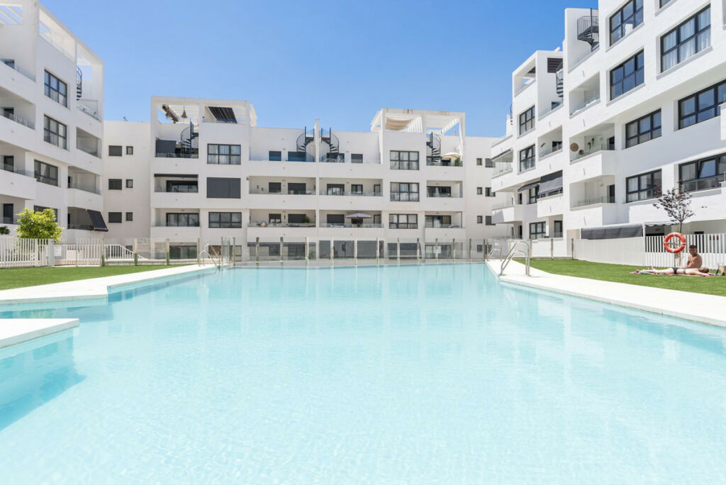 Middle Floor Apartment Estepona Málaga - image 2