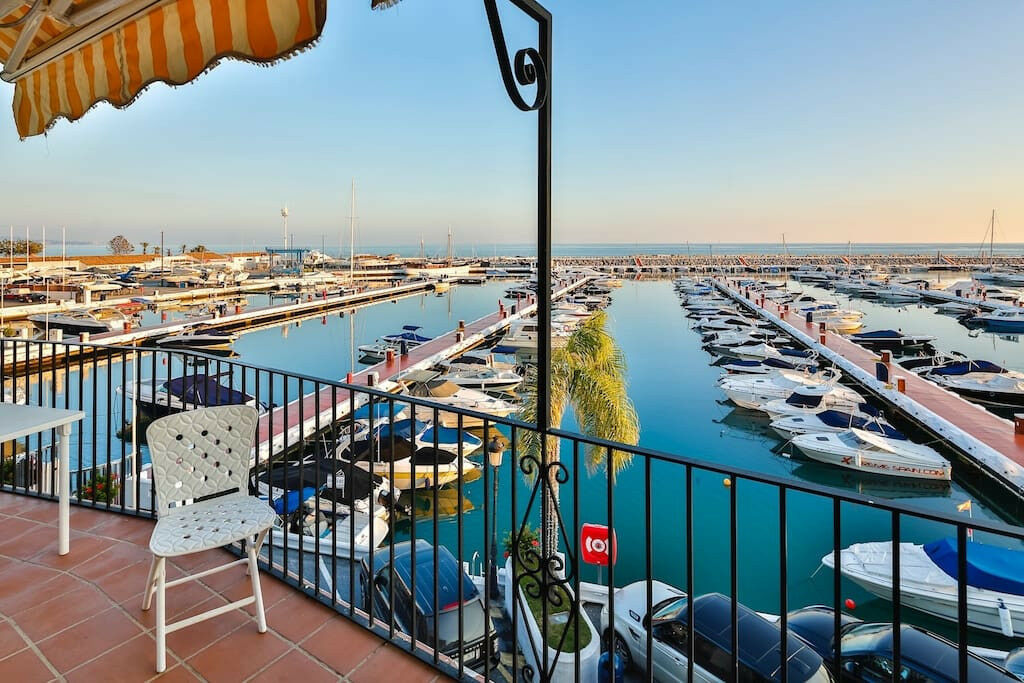 Middle Floor Apartment Puerto Banús Málaga - image 2
