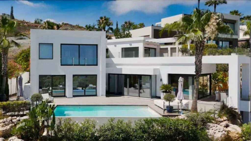 Detached Villa El Paraiso Málaga - image 2