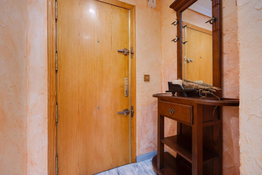 Middle Floor Apartment Torrevieja Alicante - image 2