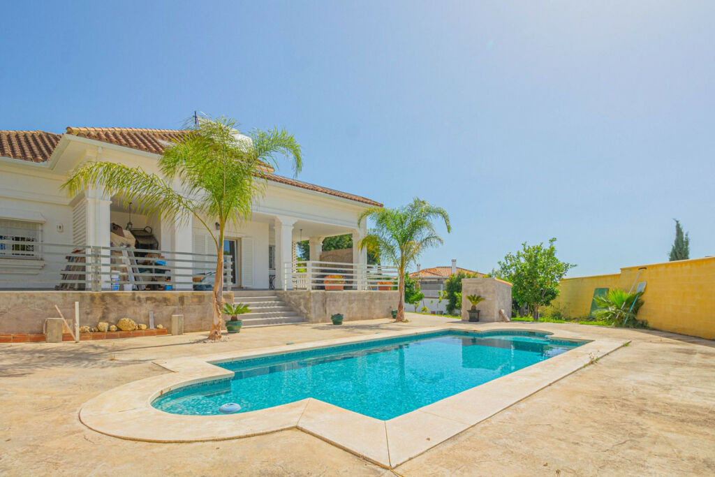 Detached Villa Pueblo Nuevo de Guadiaro Cádiz - image 2