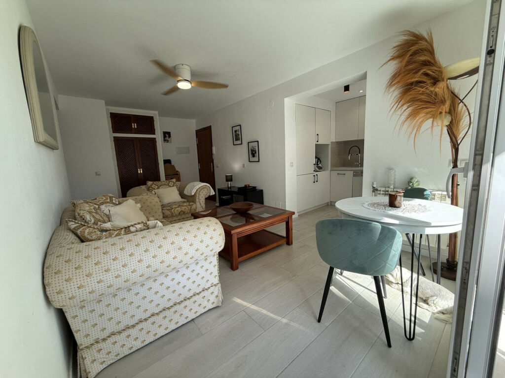 Middle Floor Apartment Estepona Málaga - image 2