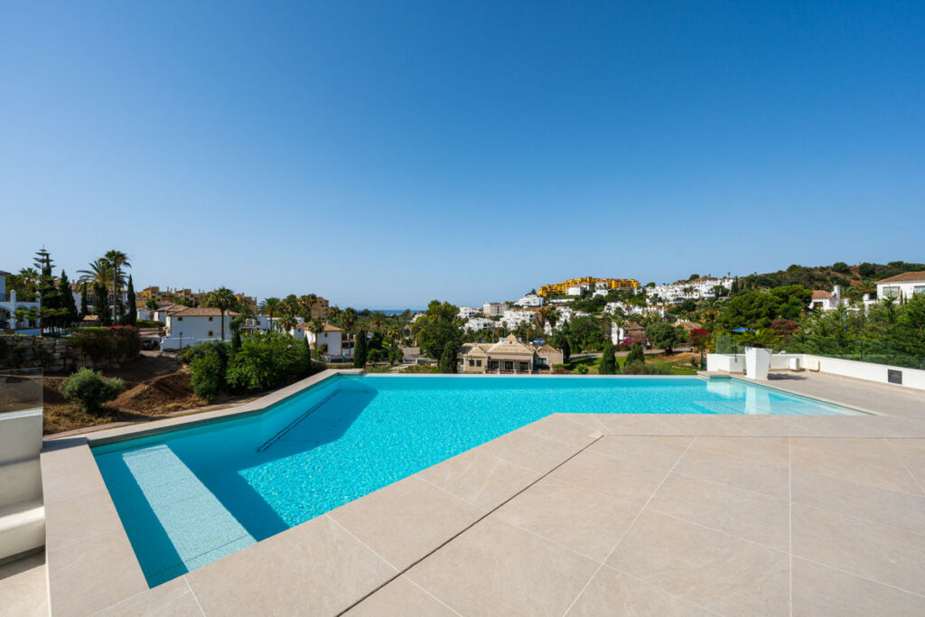 Detached Villa Estepona Málaga - image 2