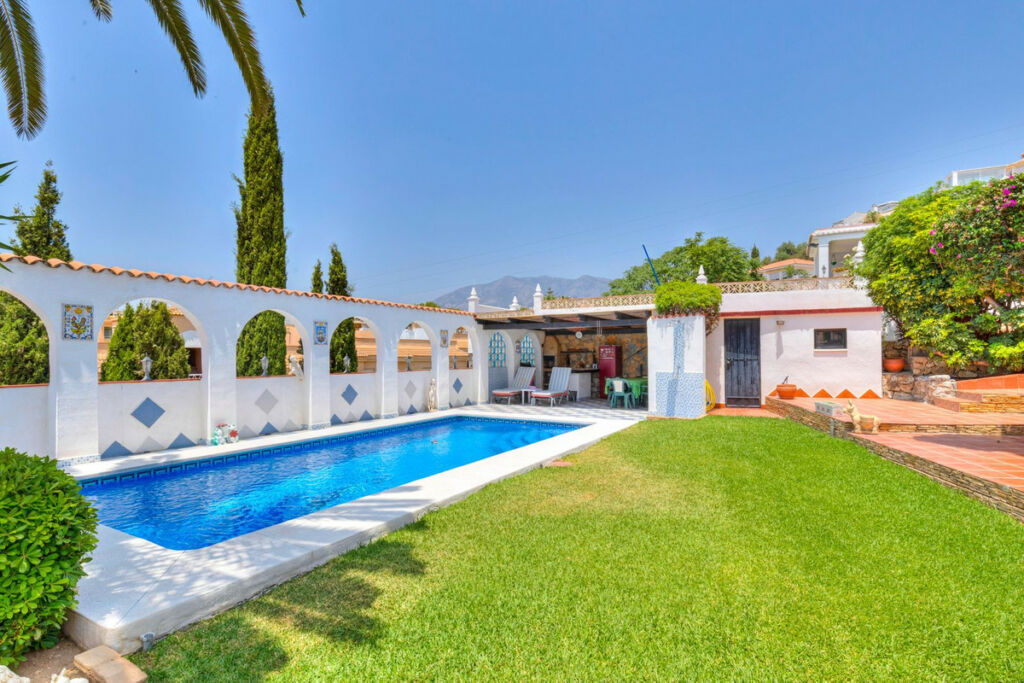 Detached Villa Fuengirola Málaga - image 2