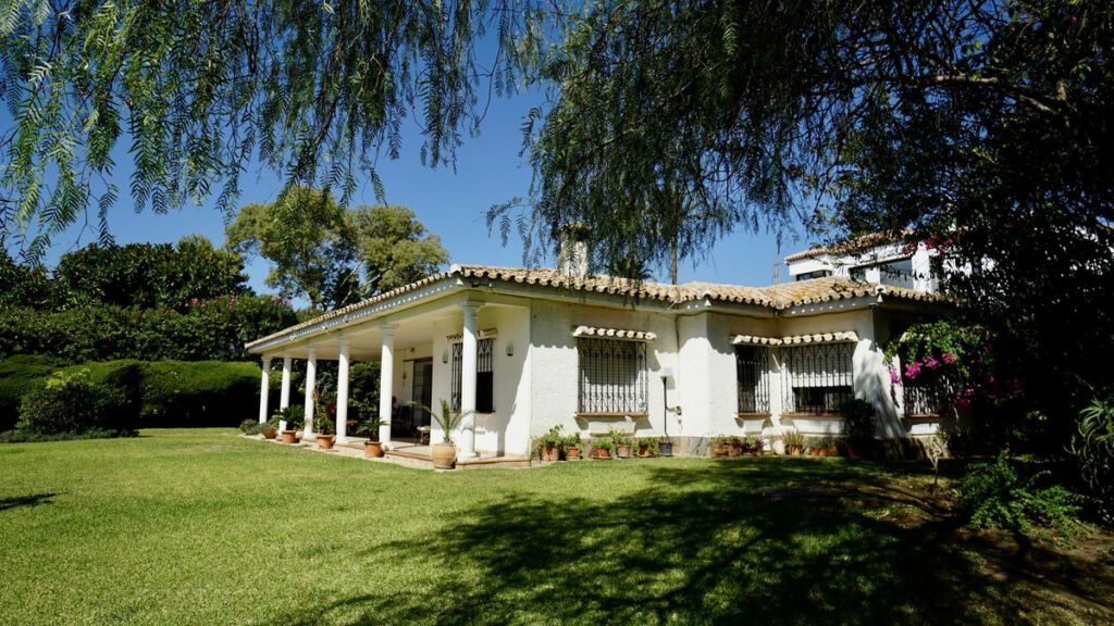 Detached Villa El Paraiso Málaga - image 2