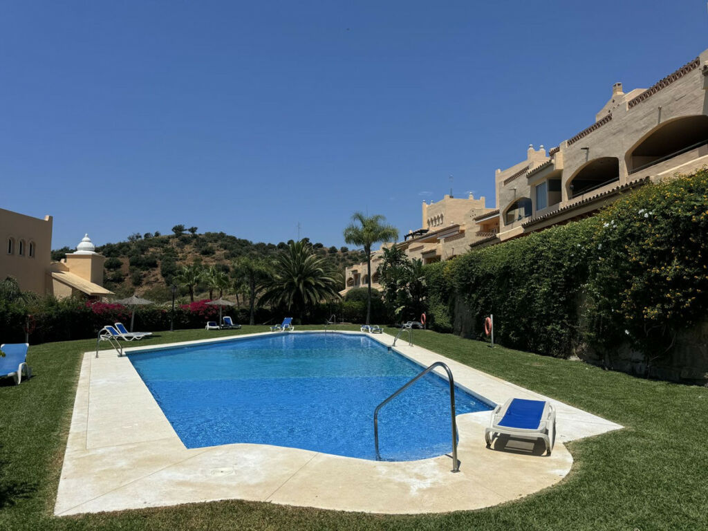 Middle Floor Apartment Elviria Málaga - image 2