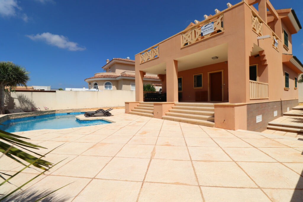 Detached Villa Ciudad Quesada Alicante - image 2