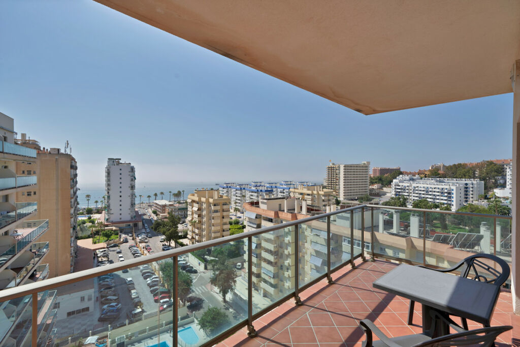 Middle Floor Apartment Benalmadena Málaga - image 2