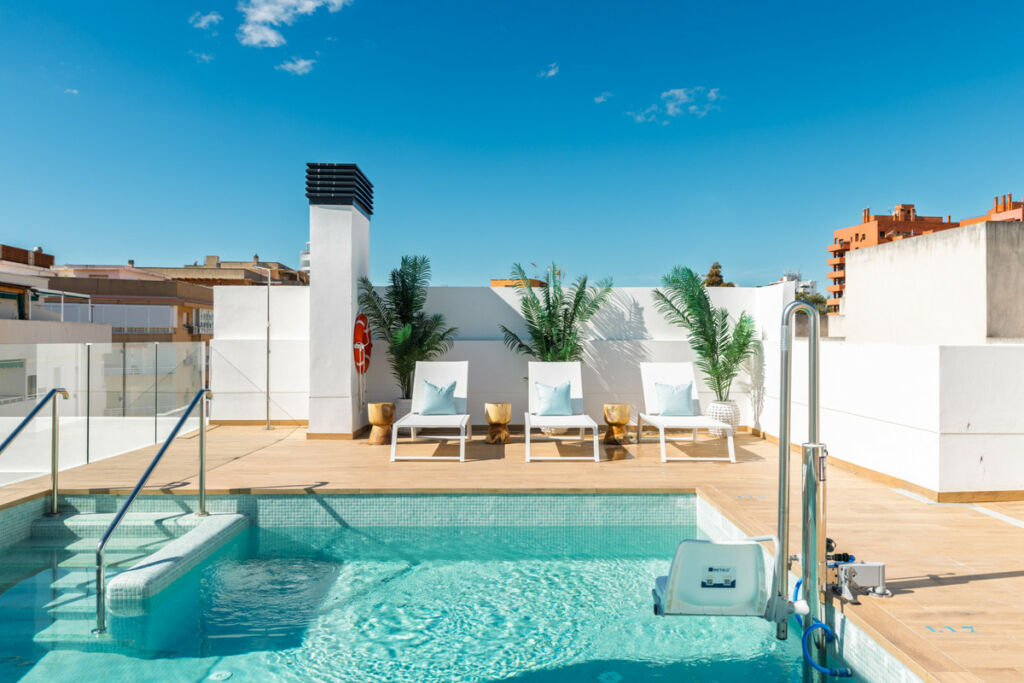 Middle Floor Apartment Estepona Málaga - image 2