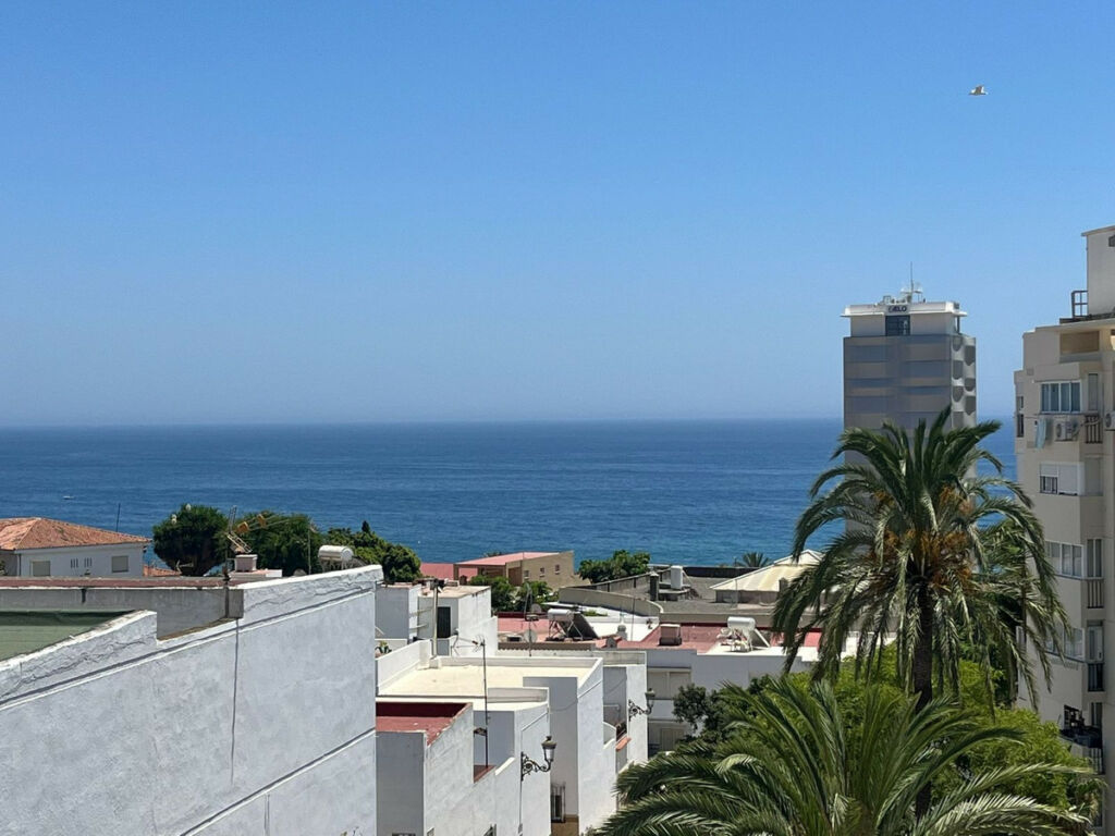 Middle Floor Apartment Estepona Málaga - image 2