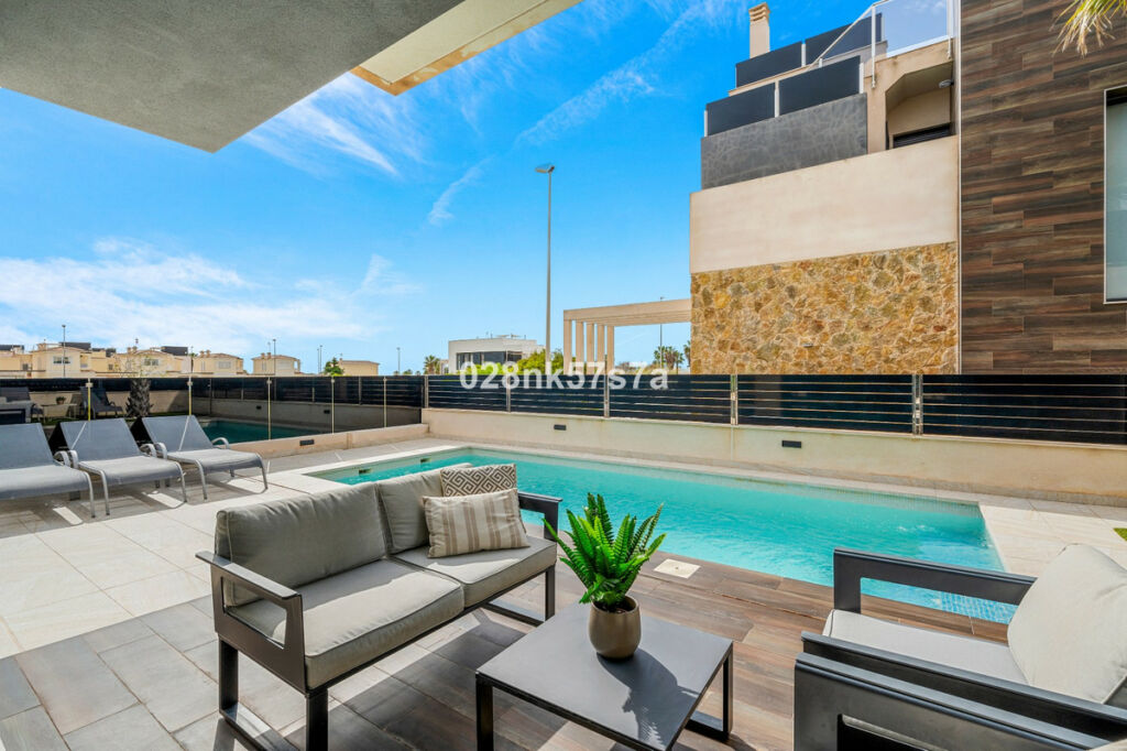Detached Villa Lomas de Cabo Roig Alicante - image 2