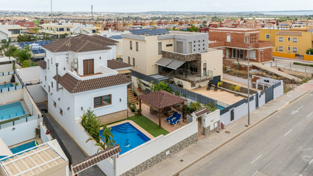 Detached Villa Los Montesinos Alicante - image 2