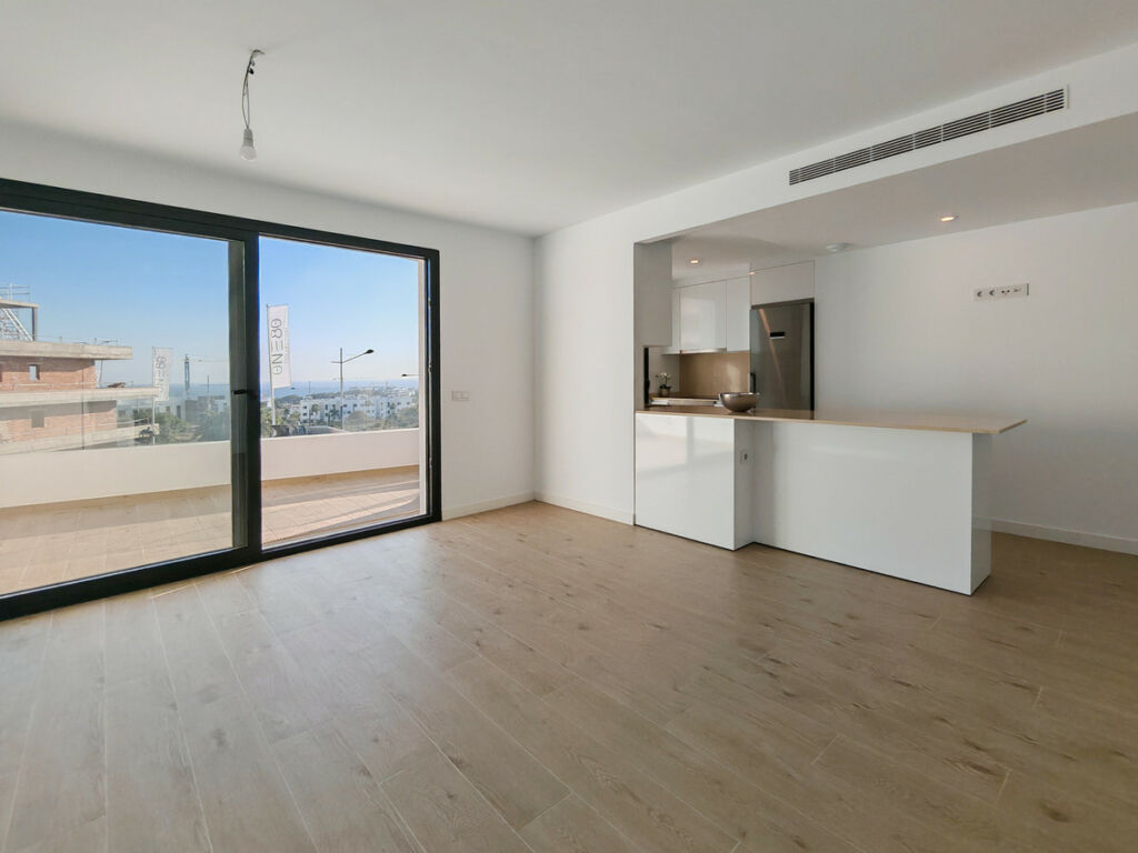 Middle Floor Apartment Estepona Málaga - image 2
