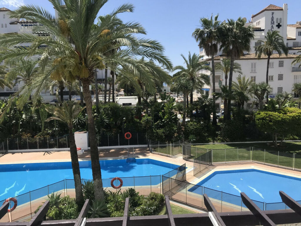 Middle Floor Apartment Puerto Banús Málaga - image 2