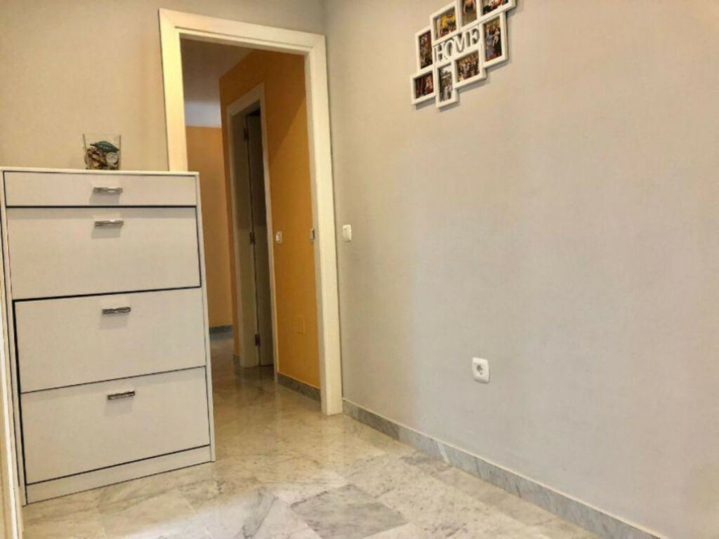 Middle Floor Apartment Nueva Andalucía Málaga - image 2