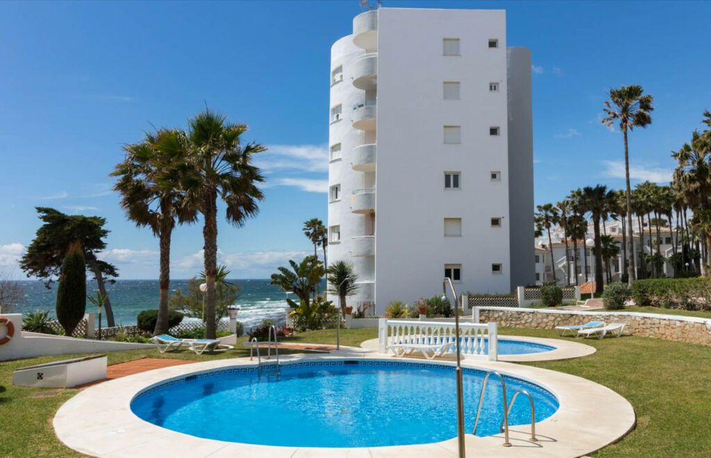 Middle Floor Apartment Calahonda Málaga - image 2
