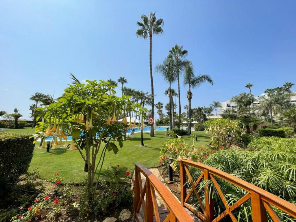Middle Floor Apartment Puerto Banús Málaga - image 2