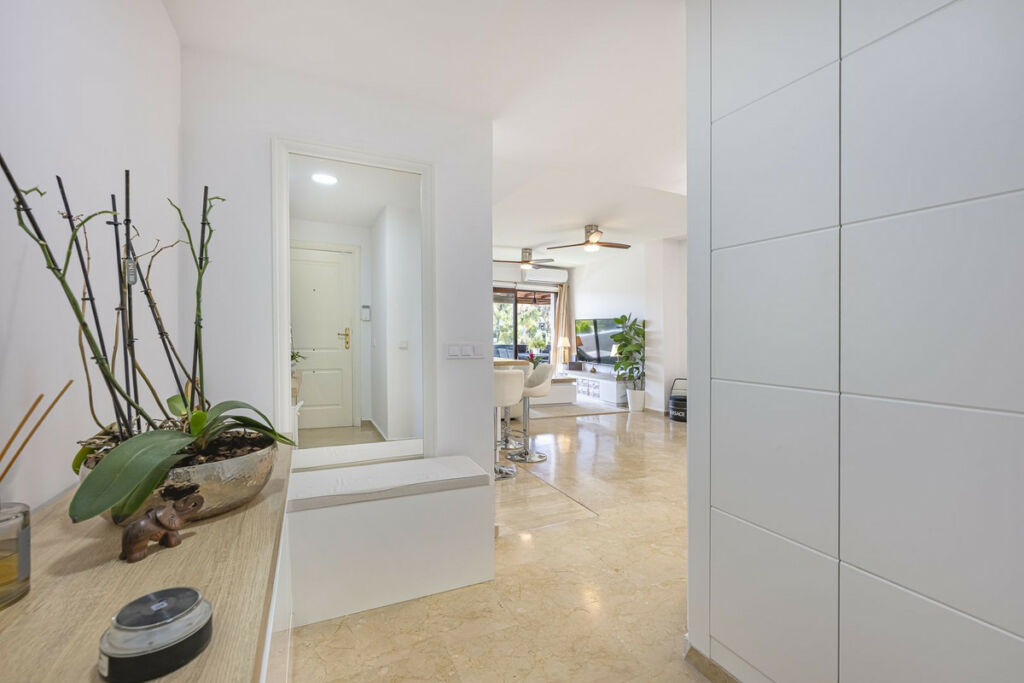 Middle Floor Apartment The Golden Mile Málaga - image 2