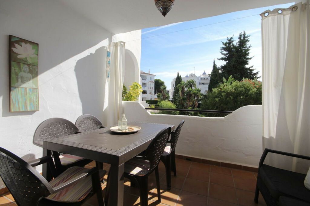 Middle Floor Apartment Calahonda Málaga - image 2