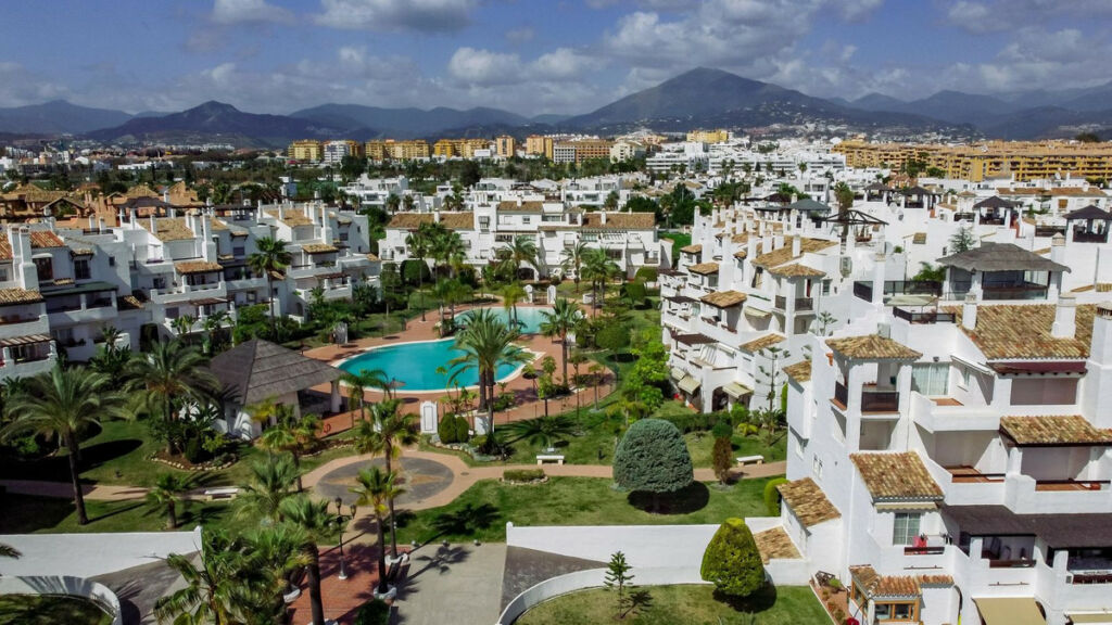 Middle Floor Apartment San Pedro de Alcántara Málaga - image 2